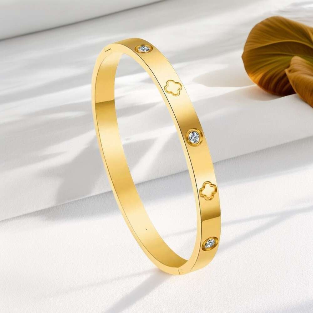 Women's Bracelet Exquisite Titanium Steel Four-Leaf Flower Nail Clasp High-End Non-Fading Jewelry Versatile Daily Wear Gift for Girlfriends
