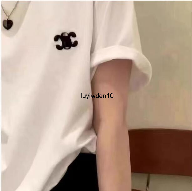 Women's T-Shirt Des… - image