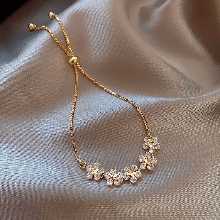 Super Bright Zircon Star Flower Women's Bracelet Fashionable Multi Functional Elegant Bracelet Exquisite Light Luxury High End Feeling Jewelry Wh