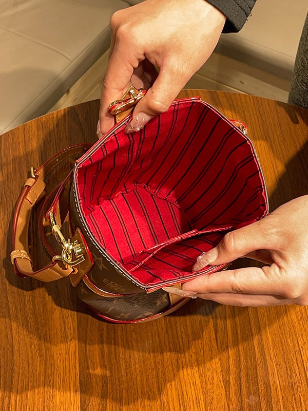 Fashionable high-end ladies' bucket bag 2026 new style elegant and versatile large capacity printed handbag coffee