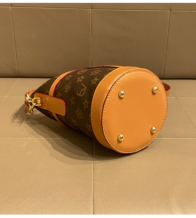 Fashionable high-end ladies' bucket bag 2026 new style elegant and versatile large capacity printed handbag coffee