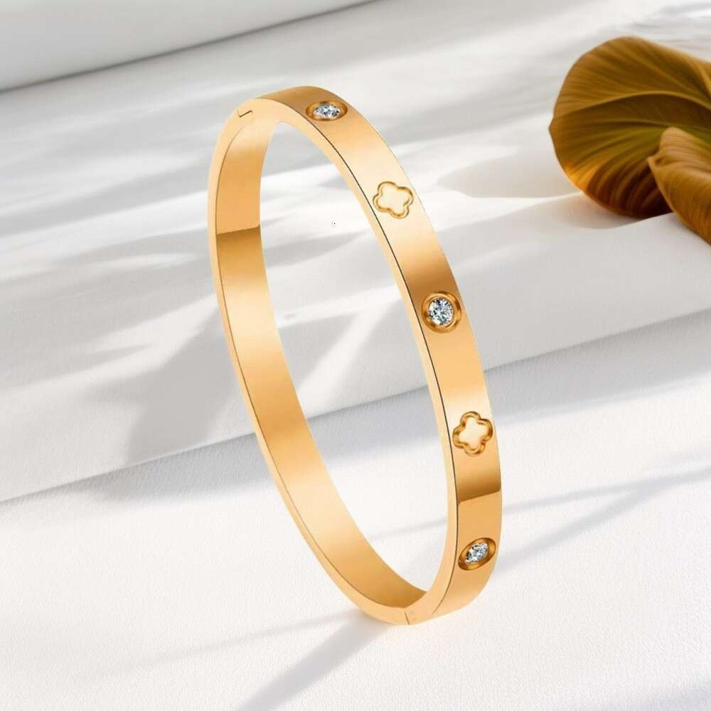 Women's Bracelet Exquisite Titanium Steel Four-Leaf Flower Nail Clasp High-End Non-Fading Jewelry Versatile Daily Wear Gift for Girlfriends