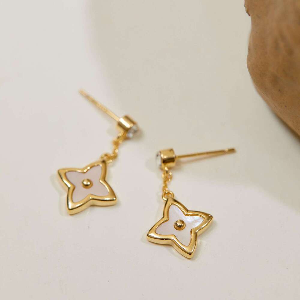 Charm Earrings Four-Leaf Clover Non-Pierced Women Mosquito Coil Ear Clips Retro Hollow Out Flower Stud Earrings Gold Plated Zircon Minimalist Jewelry