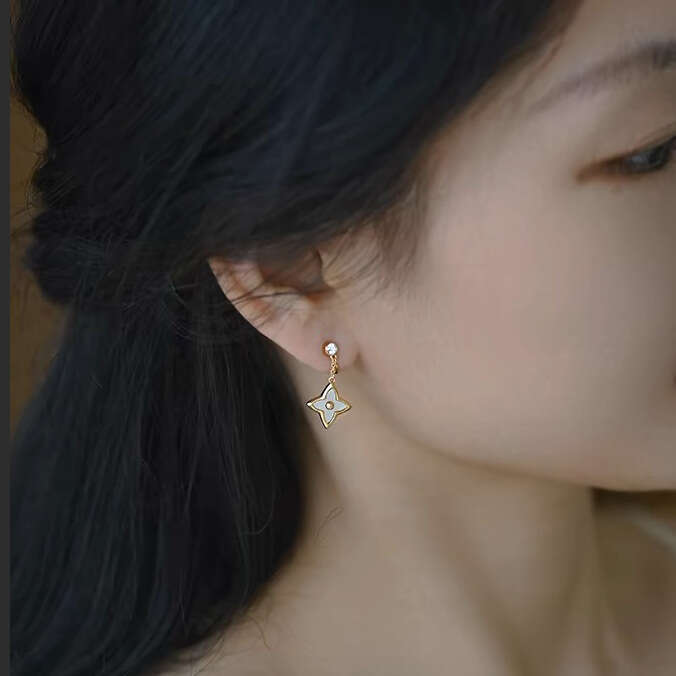 Charm Earrings Four-Leaf Clover Non-Pierced Women Mosquito Coil Ear Clips Retro Hollow Out Flower Stud Earrings Gold Plated Zircon Minimalist Jewelry