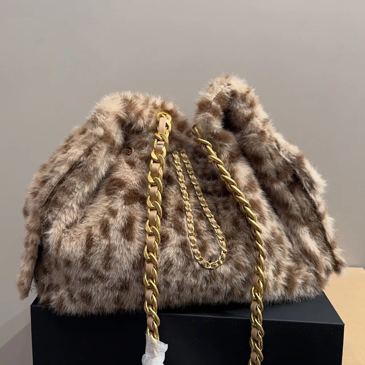 25C Designer Bag Plush Handbags Shoulder Bag Fashionable Leopard Print Soft Faux Fur Bag Drawstring Bag 25C Hobo Bag Underarm Bag Winter Handbag Weekend Getaway Bag