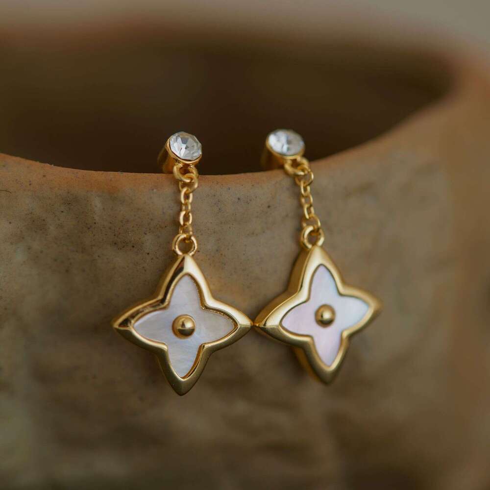 Charm Earrings Four-Leaf Clover Non-Pierced Women Mosquito Coil Ear Clips Retro Hollow Out Flower Stud Earrings Gold Plated Zircon Minimalist Jewelry