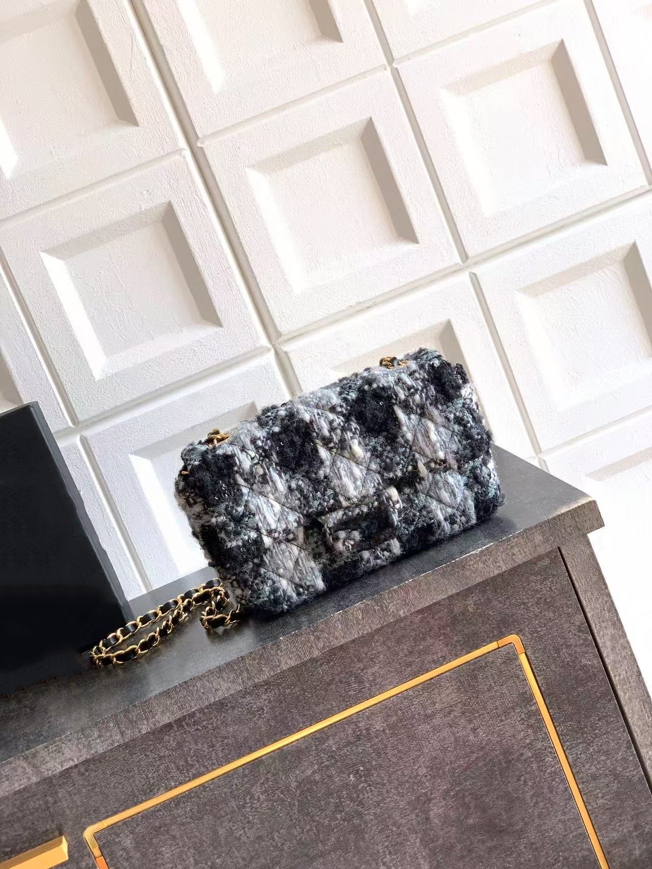 High-quality luxury fashion designer handbag, women's classic luxury cotton fabric chain cross-body bag, simple chain handbag.