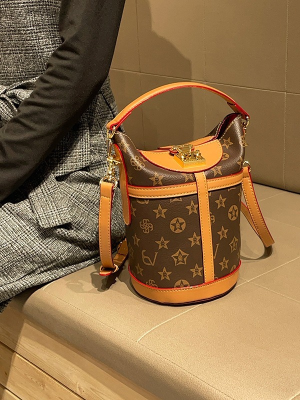 Fashionable high-end ladies' bucket bag 2026 new style elegant and versatile large capacity printed handbag coffee