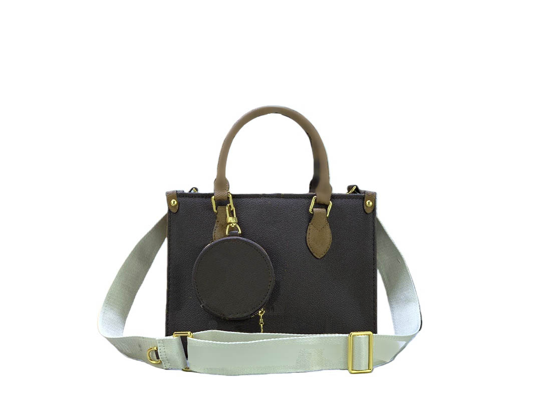 Designer bag, detachable coin purse suitable for storing coins or small items. Fashionable charm and versatile functions.