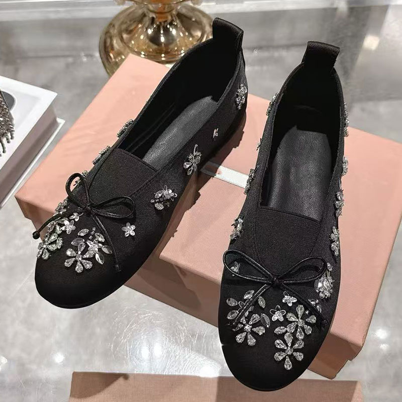 26SS Designer Womens Mary Jane Flat Shoes Butterfly Knot Versatile Woman Ballet Shoes Silk Satin Elastic Band Comfortable Velvet Soft Interior Lady Casual Shoes