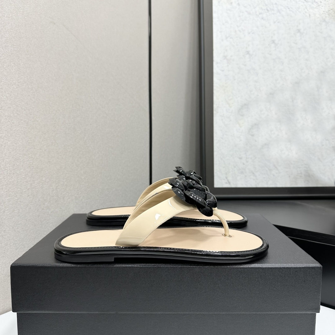 Beach slippers Classic Flat heel Summer Lazy Designer Metal Cartoon Big Head flops leather lady Slides women shoes Hotel Bath Ladies sexy Sandals Large size 35-41 top1