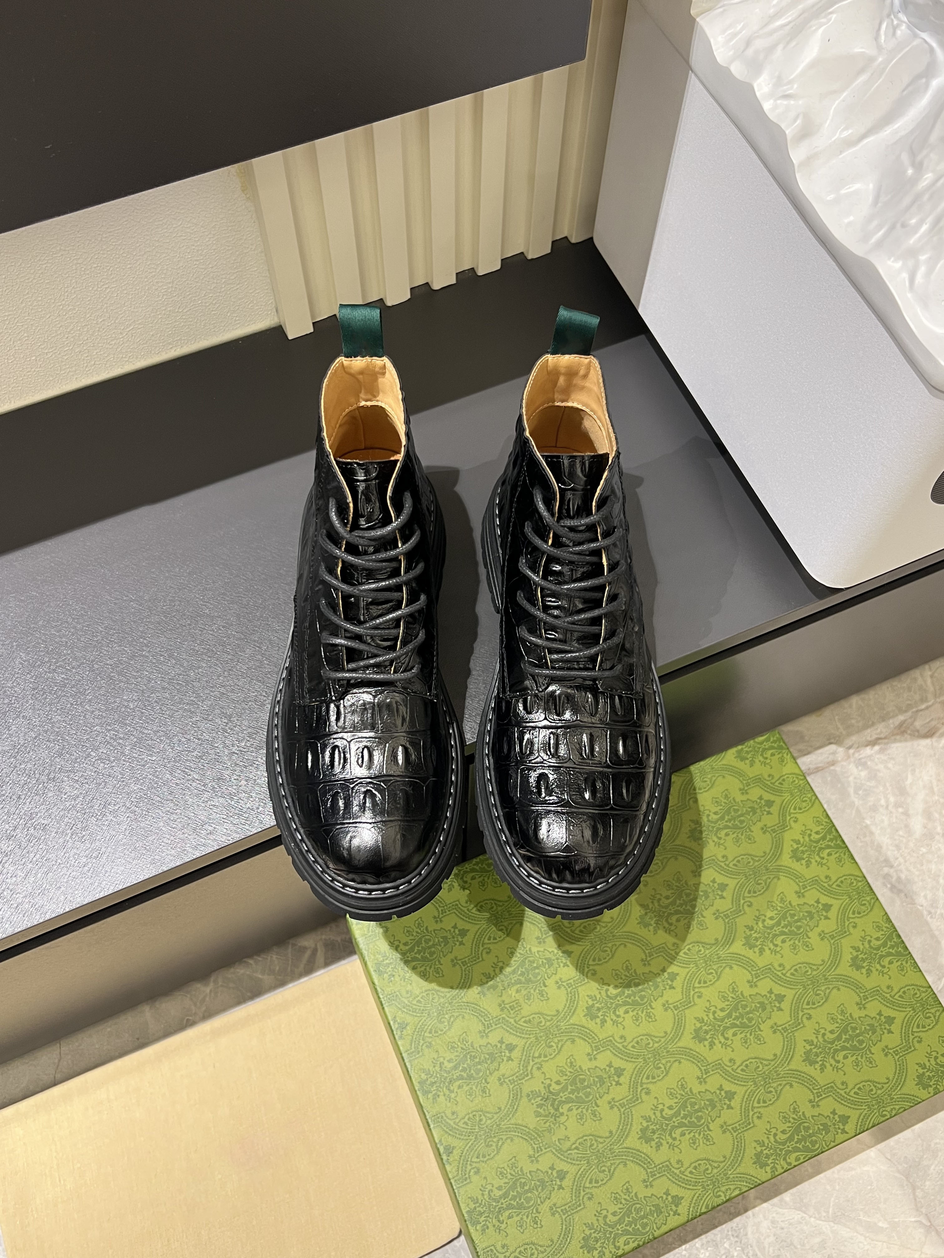 The new classic, understated luxury slim-fit boots paired with ankle boots create a casual yet stylish high-end short boot look.