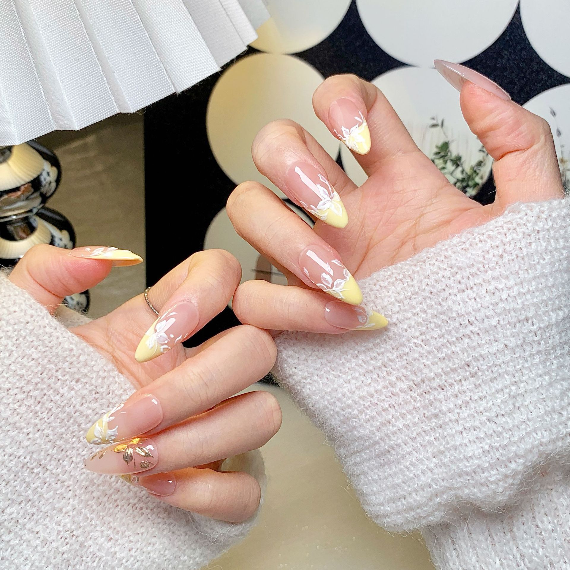 Elegant Medium-Long Almond Shape Flowers Printed Artificial Nails for DIY Manicures