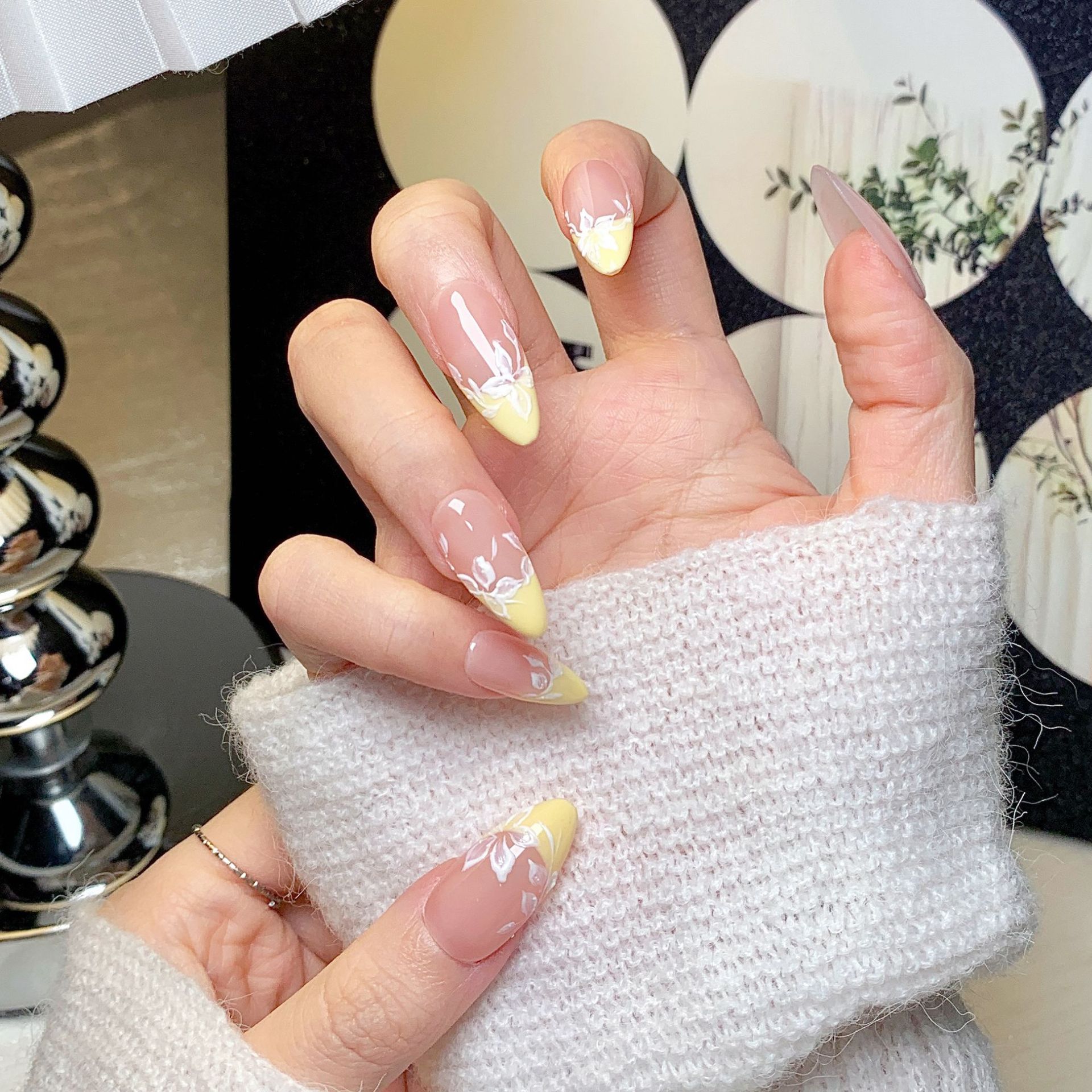 Elegant Medium-Long Almond Shape Flowers Printed Artificial Nails for DIY Manicures