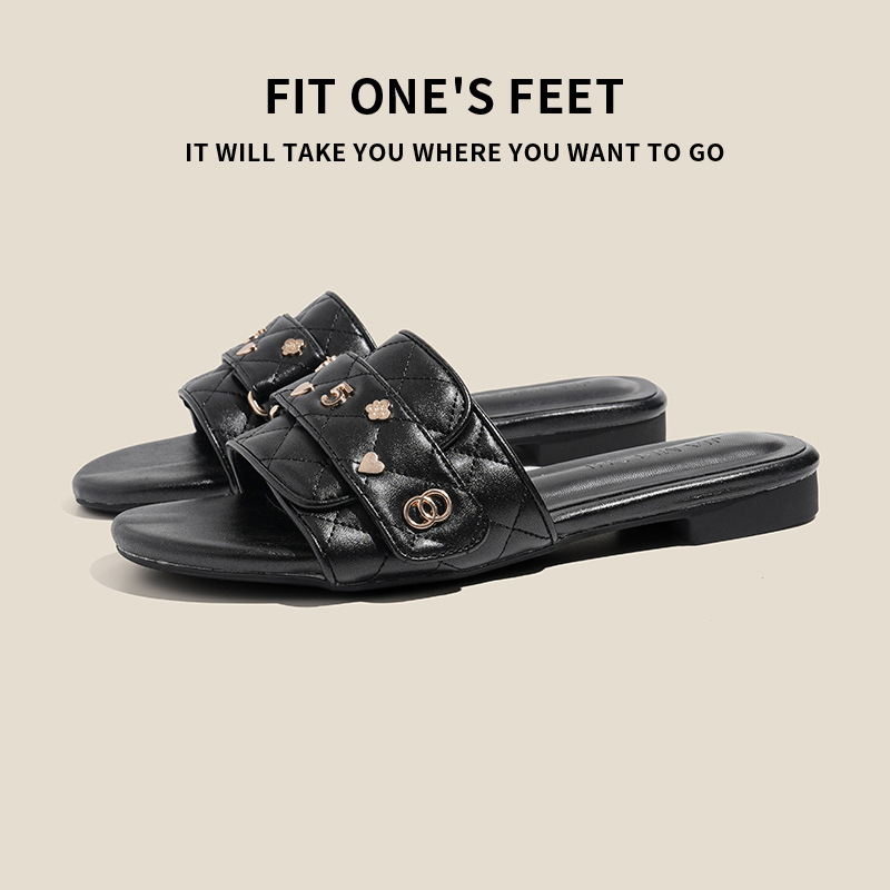 2026 new classic flat slippers for women outdoor indoor casual and fashionable beach shoes