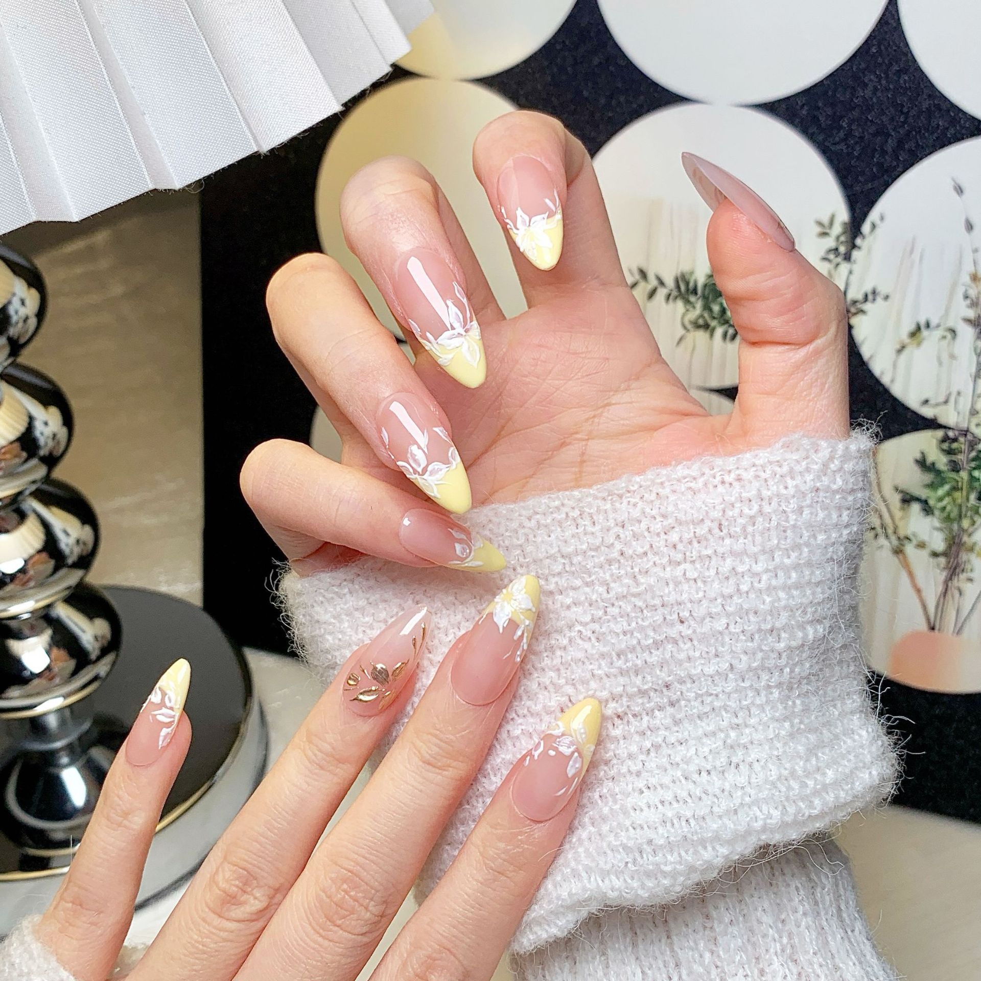 Elegant Medium-Long Almond Shape Flowers Printed Artificial Nails for DIY Manicures