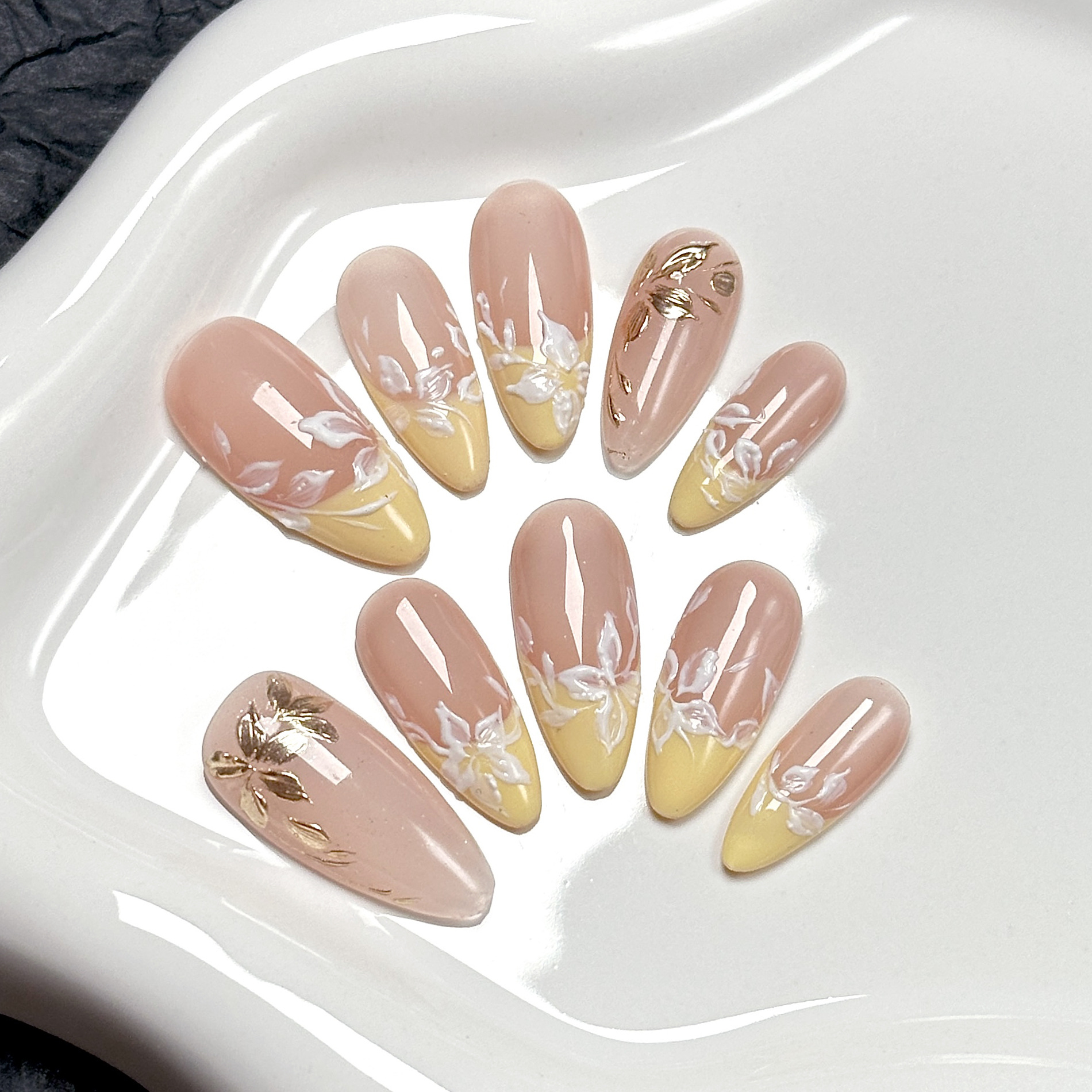 Elegant Medium-Long Almond Shape Flowers Printed Artificial Nails for DIY Manicures