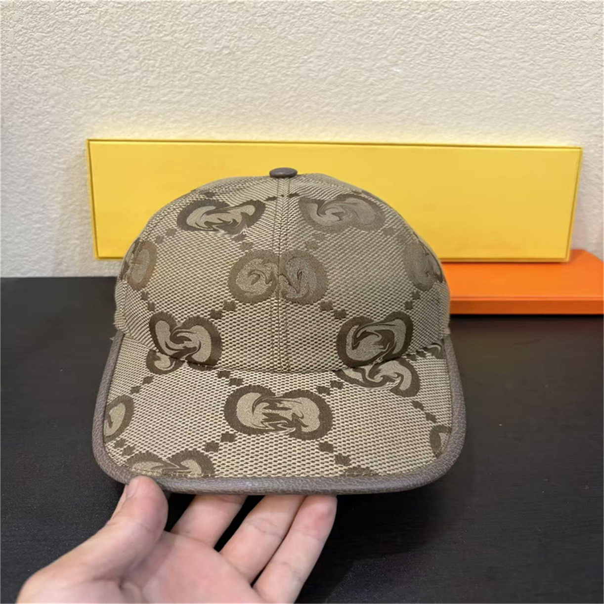 New Designer cap, duckbill cap, luxury baseball cap, grid patterned duckbill cap, embroidered lettering, sports, golf, travel, versatile temperament cap GGg133