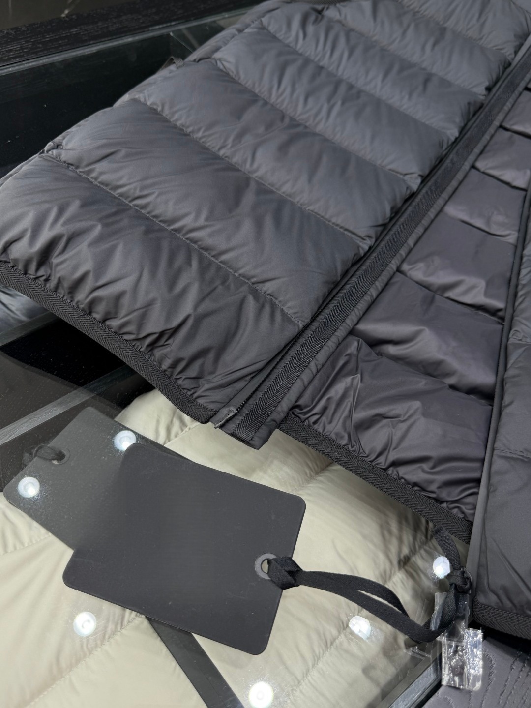 Men's lightweight and comfortable down vest