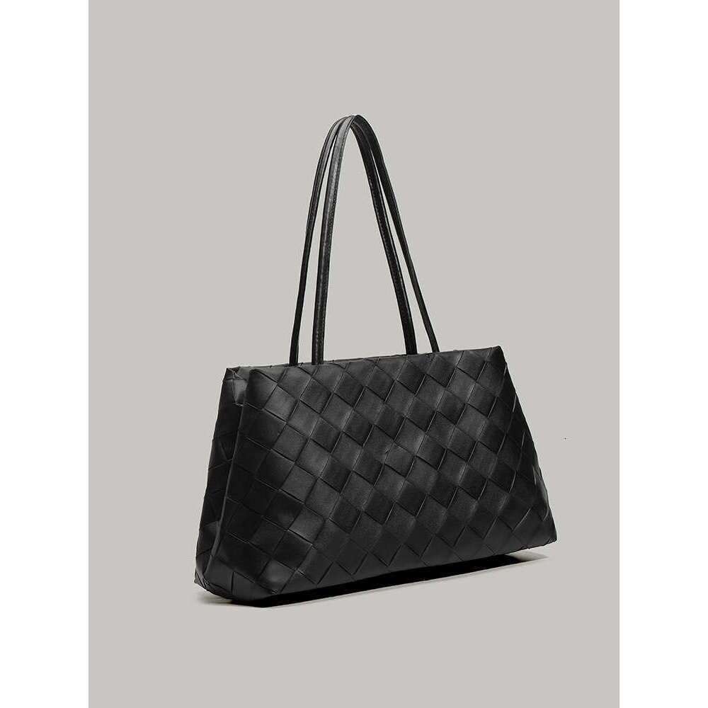 Hot Selling new summer black woven diamond-shaped handbag fashionable, simple, niche and large-capacity single-shoulder underarm bag DIDENGLAOREN