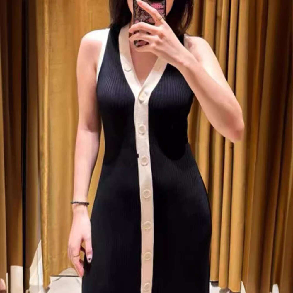 French Niche S2026 Summer New Elegant Color-Block Ribbed Deep V Neck Sleeveless Single-Breasted Knitted Dress