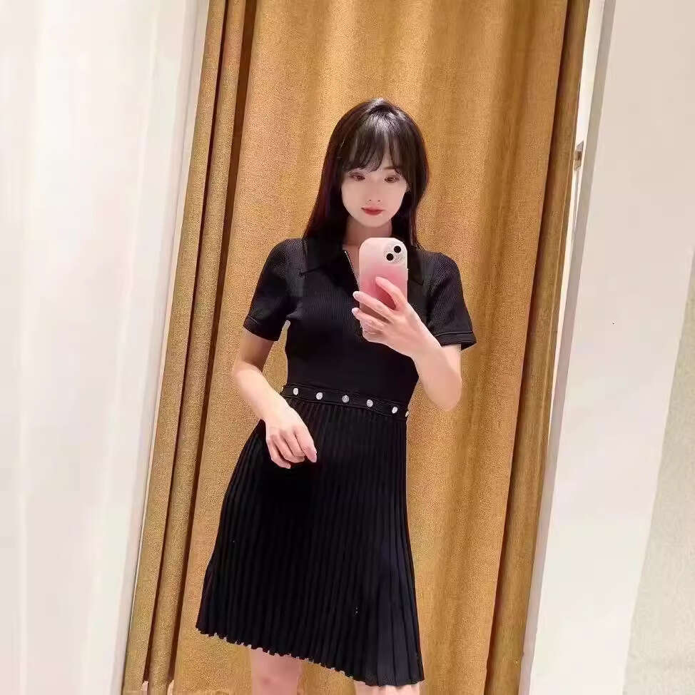 M French Niche 26 Early Autumn Hepburn Style Polo Collar Slim Waist Exposed Knitted Dress Fashion Pleated Skirt