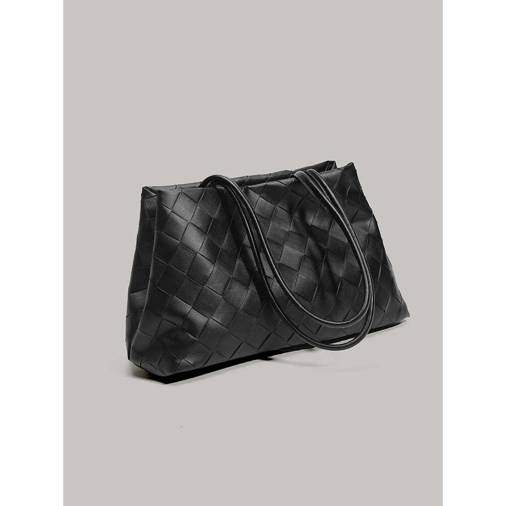 Hot Selling new summer black woven diamond-shaped handbag fashionable, simple, niche and large-capacity single-shoulder underarm bag DIDENGLAOREN