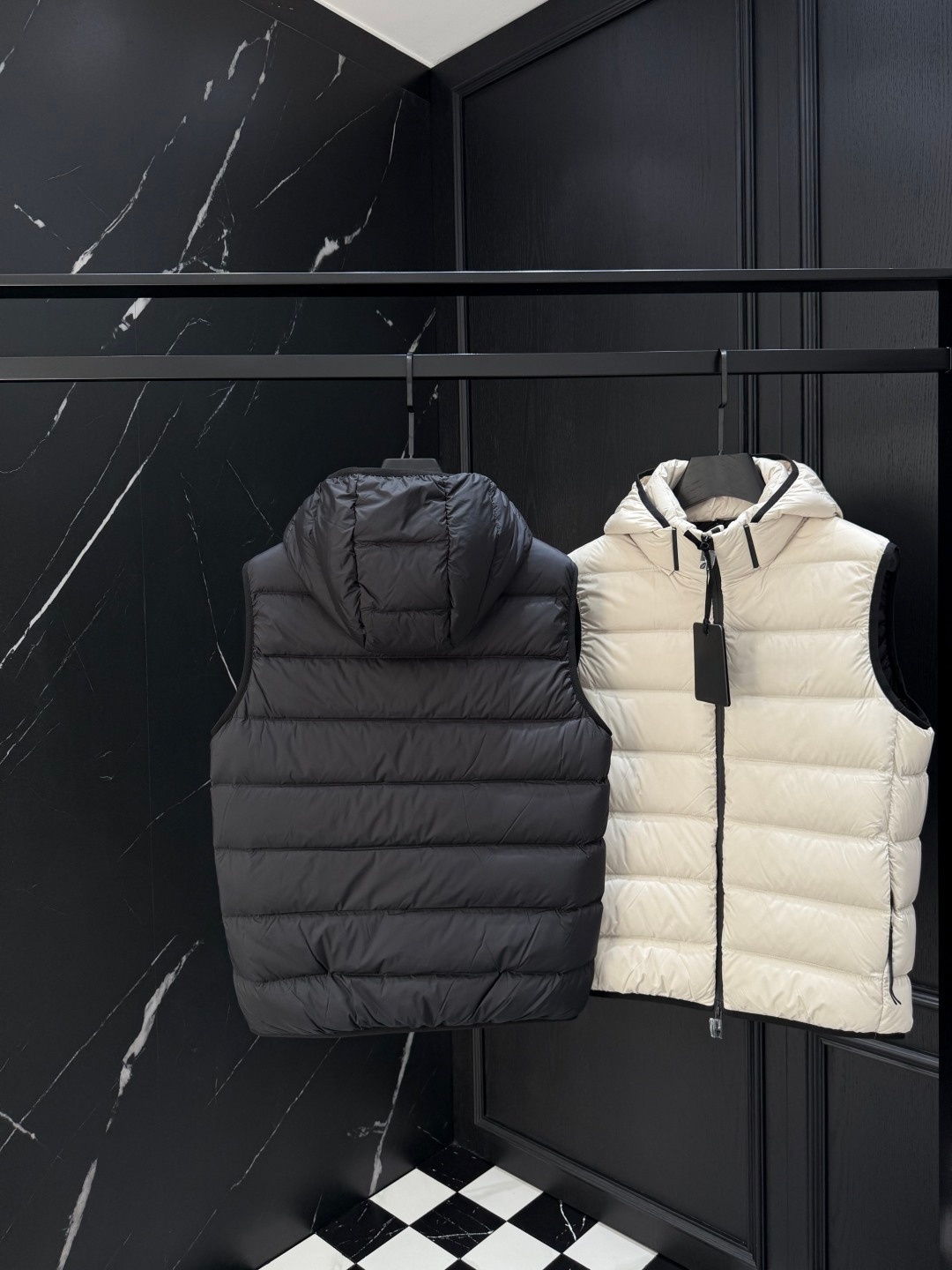 Men's lightweight and comfortable down vest