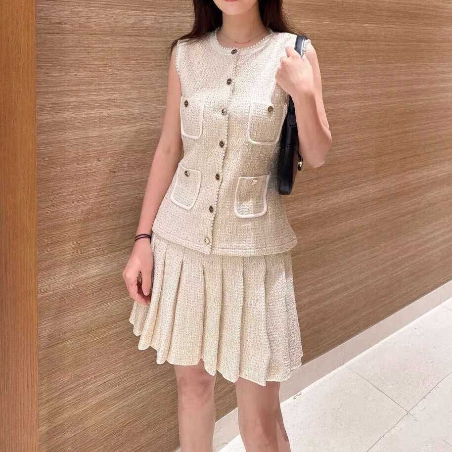 2026 Spring New French Elegant Fashion Pearl Trim Copper Button Vest + Pleated Skirt Set for Women