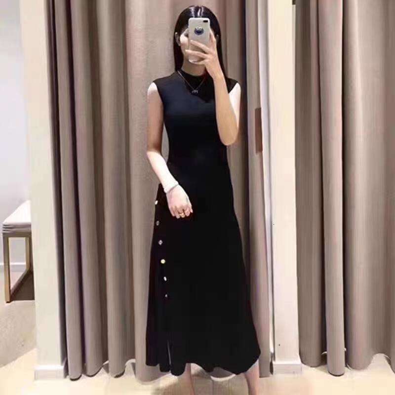 French Niche 2026 Early Autumn New Metal Single-Breasted Knitted Sleeveless Long Dress