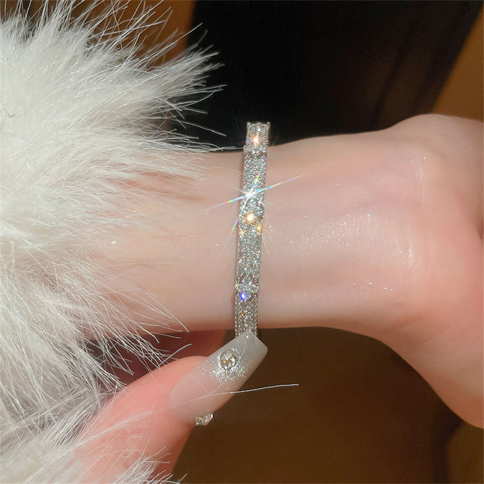Jewelry Fashion Trend Personality High End Sense Bracelet Exquisite Micro Inlaid Zirconia Flower Design Elegant Versatile Jewelry Finery Texture Women