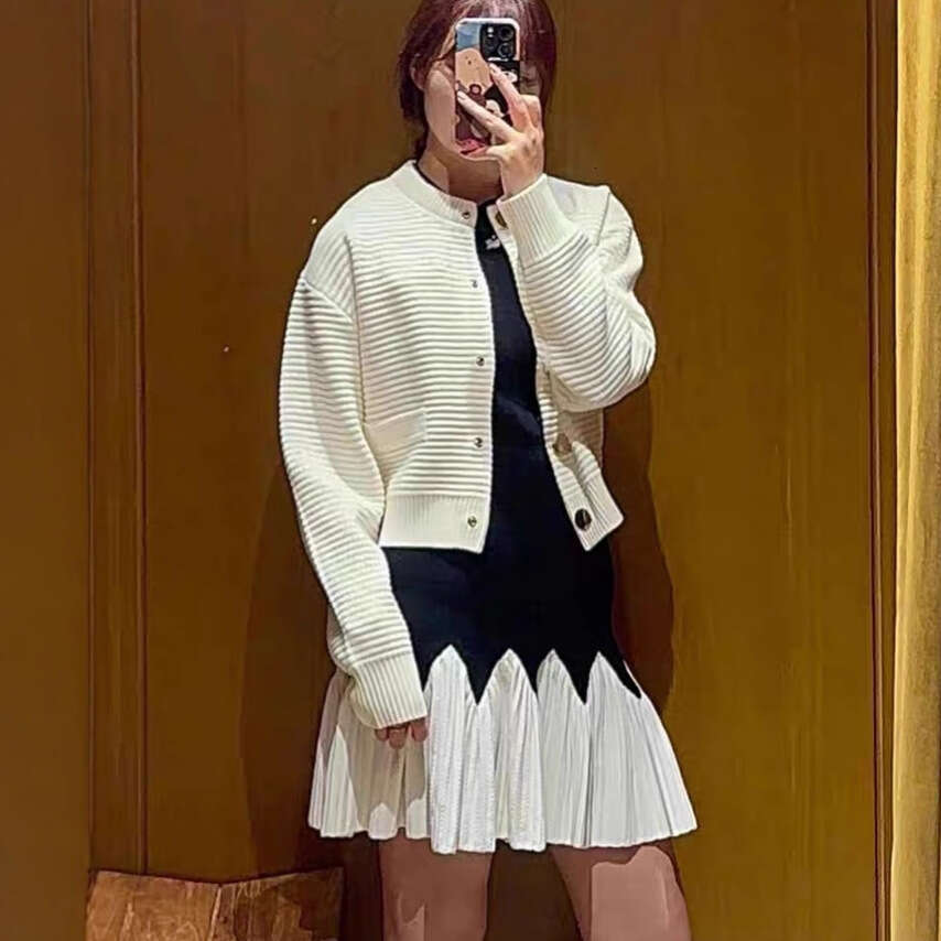 2026 Early Autumn New French Elegant Simple Ribbed Drop Shoulder Sleeve White Knitted Cardigan