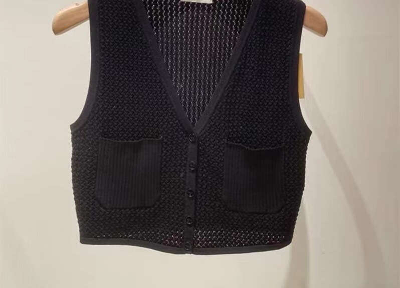 French Elegant 26 Spring New Fashionable Black V-Neck Hollow Knit Vest + Skirt Set for Women