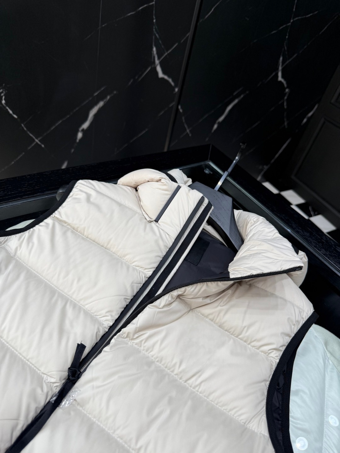 Men's lightweight and comfortable down vest