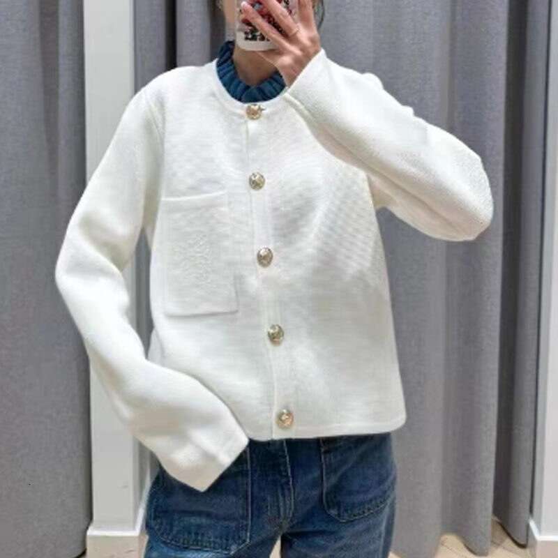 S French Niche 2026 Autumn Winter New Commuter Ruffled Detachable Collar Metal Button Knitted Cardigan Women's Jacket