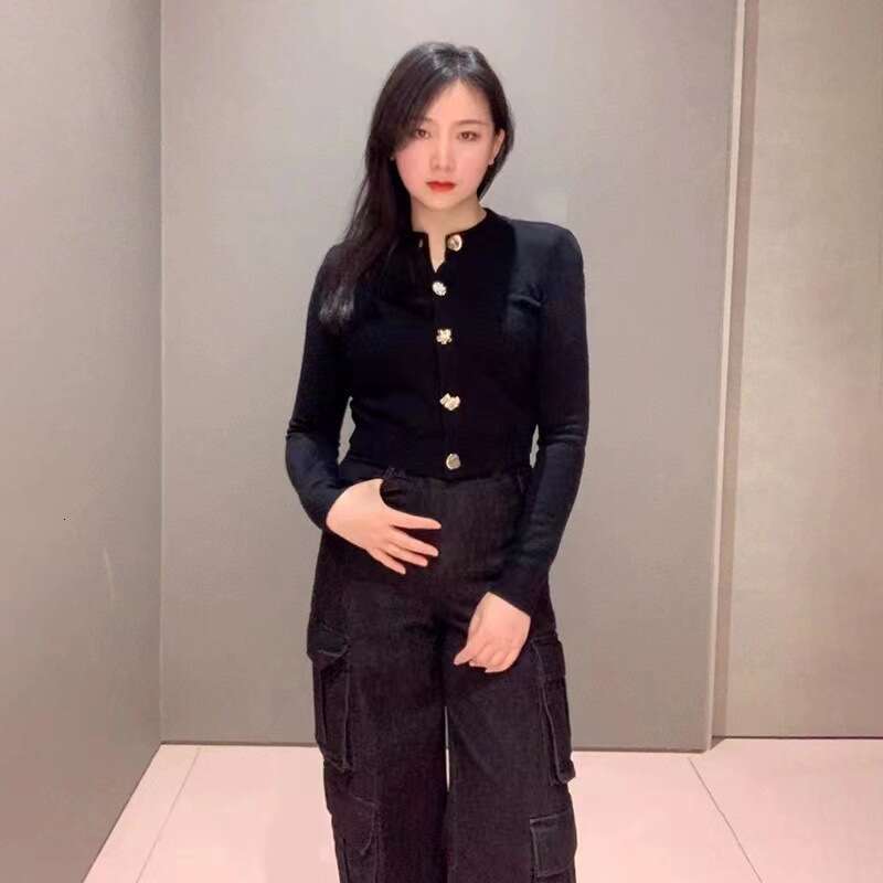 2026 Early Spring New French Niche Solid Color Round Neck Short Metal Button Knitted Cardigan