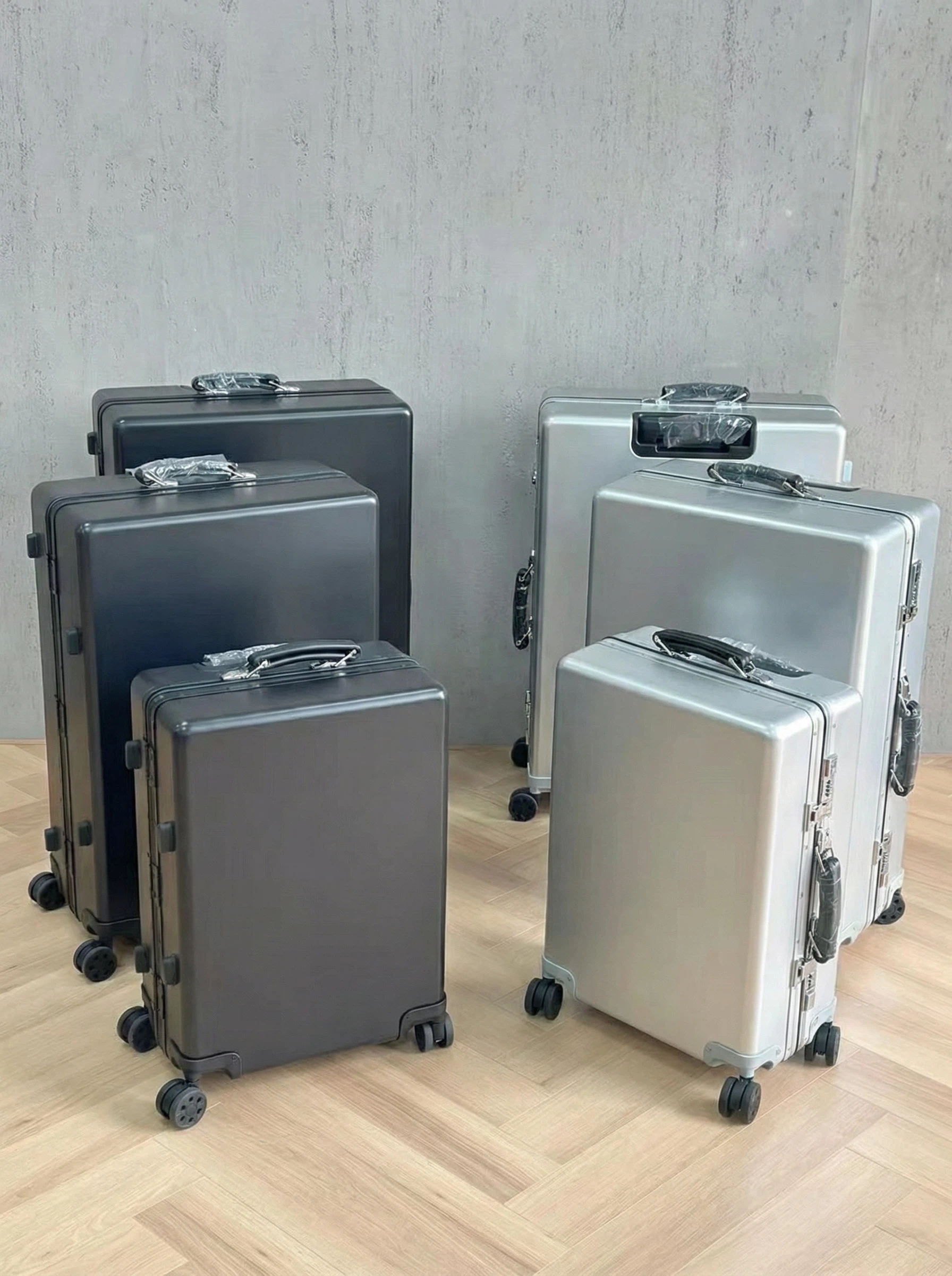 Designer style travel suitcase with classic colored leather handle 972 retro style contrasting aluminum magnesium alloy metal luggage