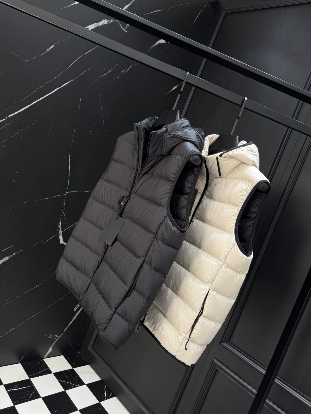 Men's lightweight and comfortable down vest