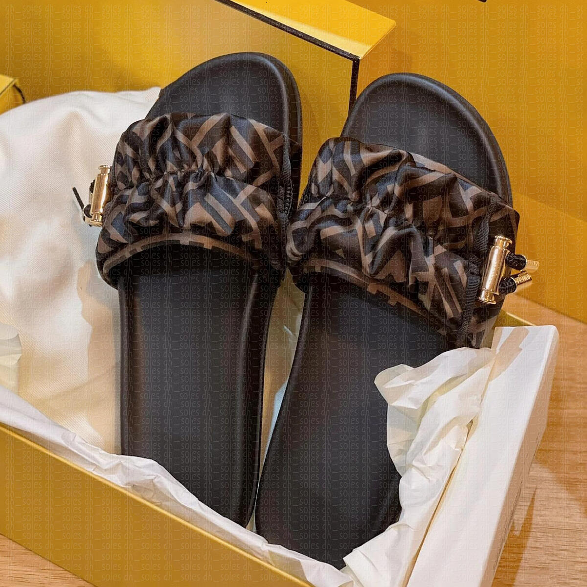 News Sandals Famous Designer Paris Women Sandals Slides Slippers fashion Pillows Comfortable Black Summer Fashion Slide Beach Slippers Flip Flops shoes eur 35-42