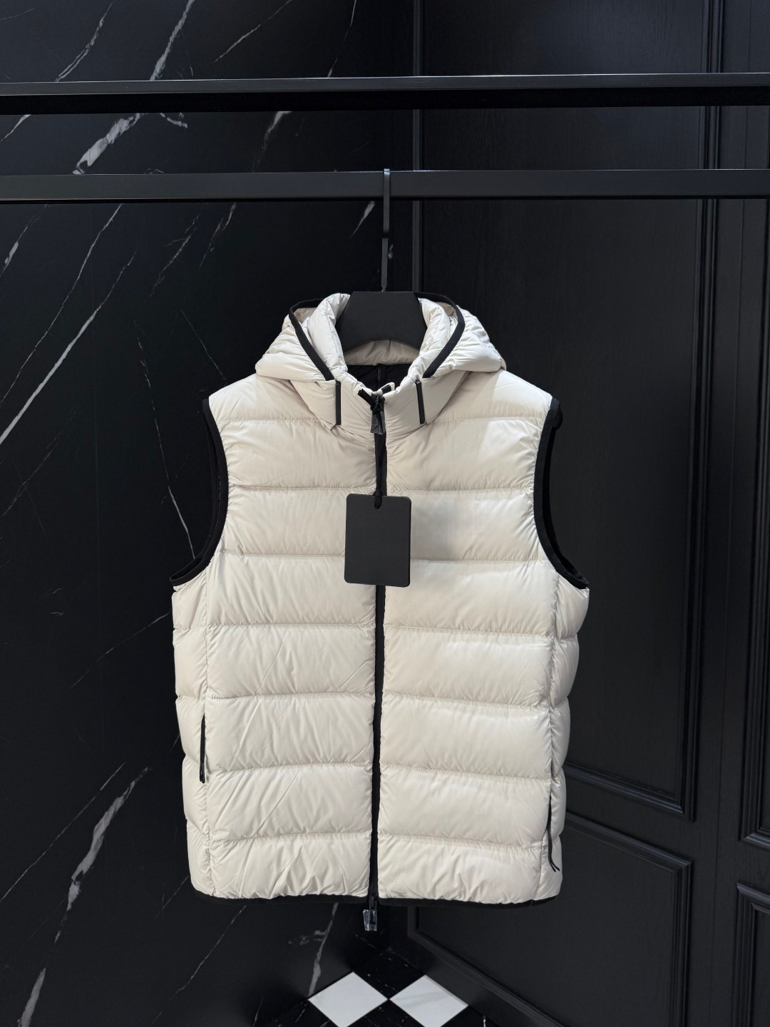 Men's lightweight and comfortable down vest