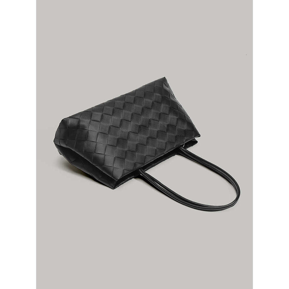 Hot Selling new summer black woven diamond-shaped handbag fashionable, simple, niche and large-capacity single-shoulder underarm bag DIDENGLAOREN