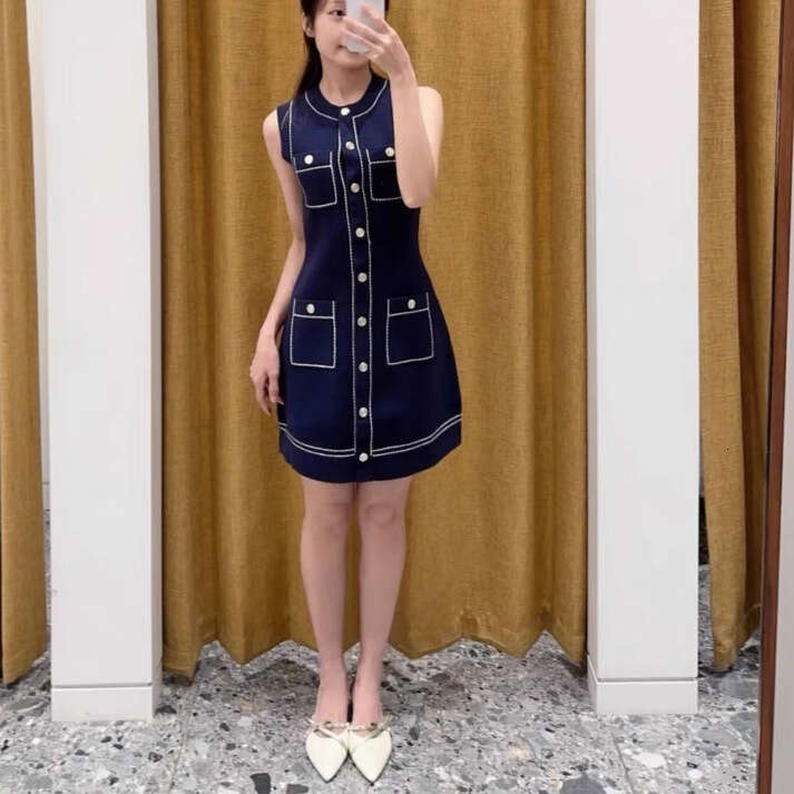 J French Elegant 2026 Early Autumn New Color-Block Stitching Sleeveless Single-Breasted Dark Blue Knitted Dress