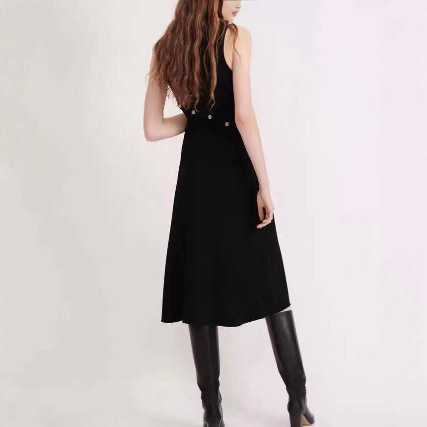 French Niche 2026 Early Autumn New Metal Single-Breasted Knitted Sleeveless Long Dress