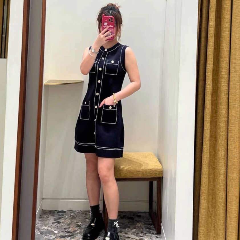J French Elegant 2026 Early Autumn New Color-Block Stitching Sleeveless Single-Breasted Dark Blue Knitted Dress