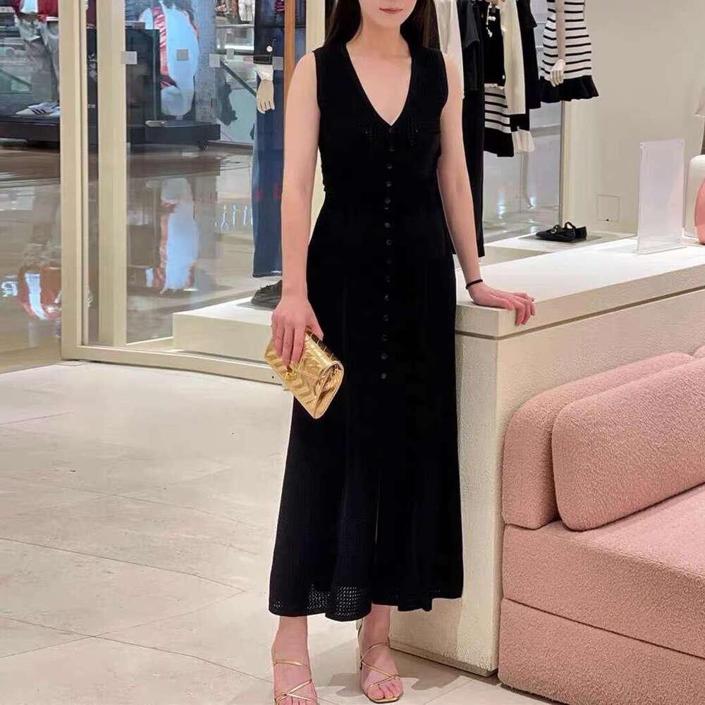 French Elegant 26 Spring New Fashionable Black V-Neck Hollow Knit Vest + Skirt Set for Women