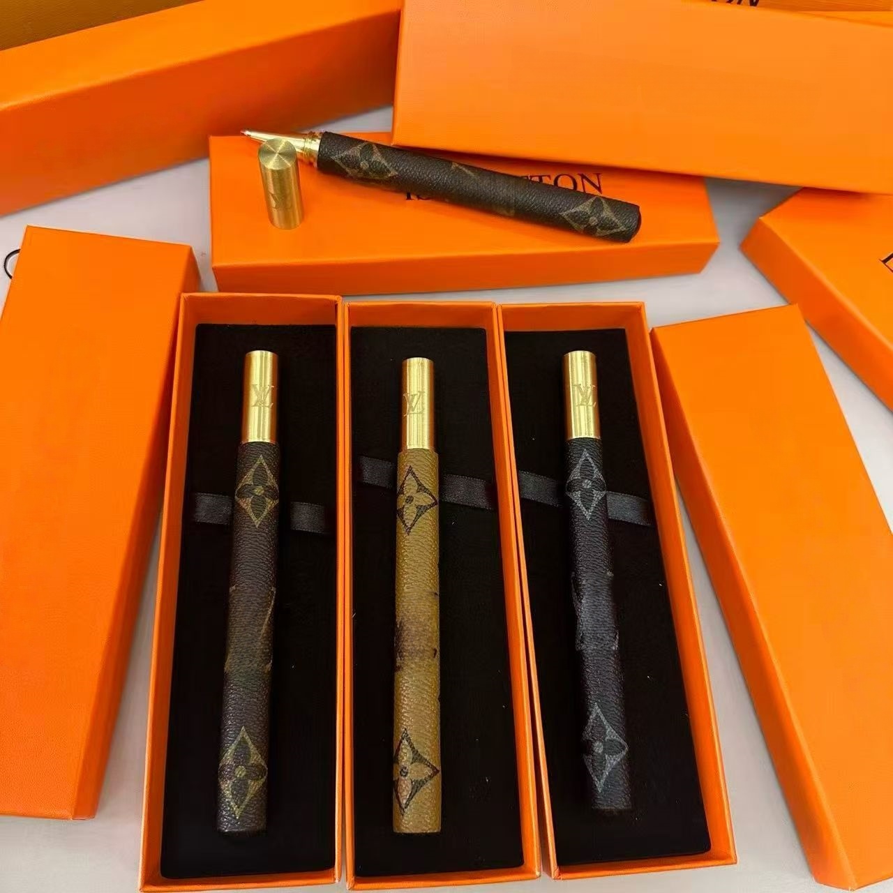 2025 designer brown letter logo Ballpoint Pen Luxury Old flower printing pattern fountain Gel pen fashion ball Pen sign pen European & American Style