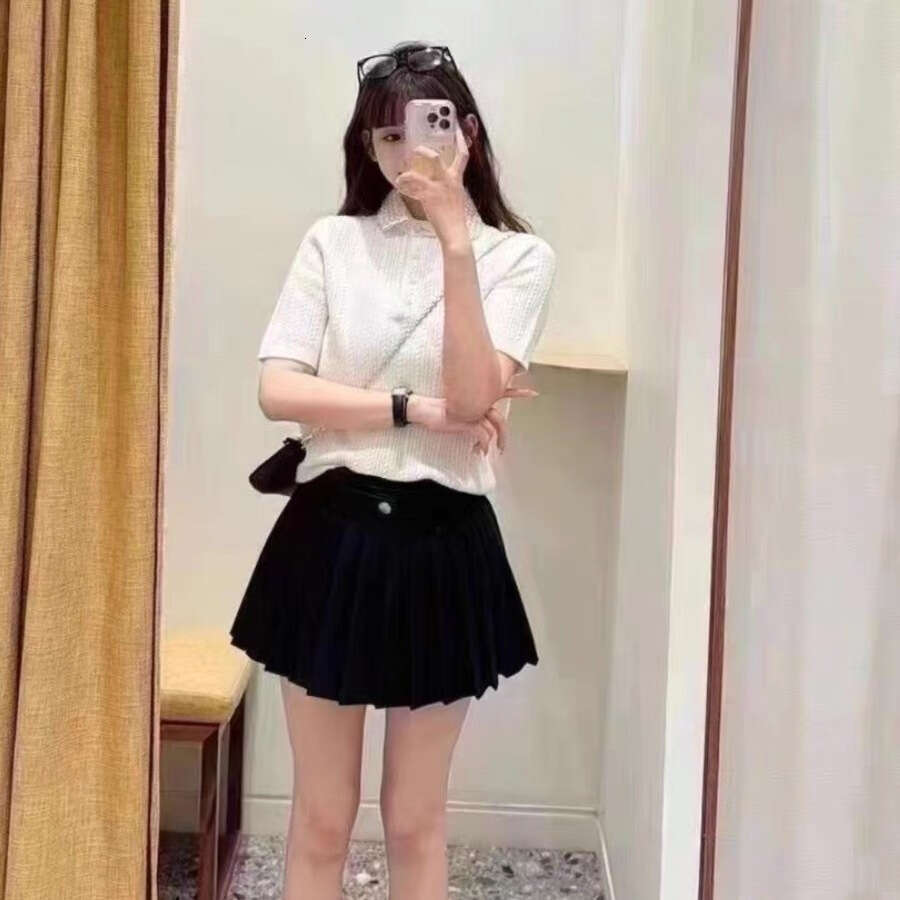 2026 Early Spring Women's Fashion French Niche Style Diamond Embellished Turn-Down Collar Solid Color Short Sleeve Knitted Sweater