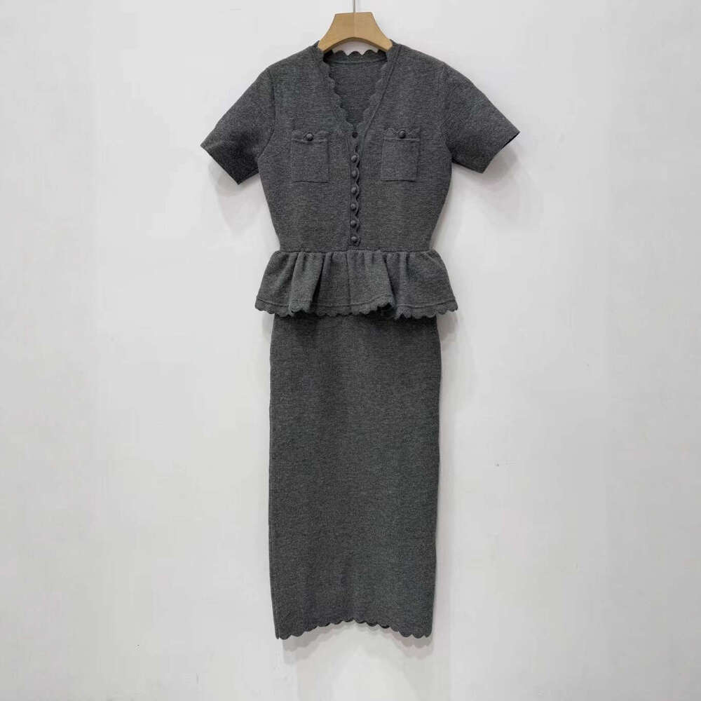 French Niche 2026 Early Spring New Gray Mixed Color Elegant Commuter Fake Two-Piece Short Sleeve Knitted Dress