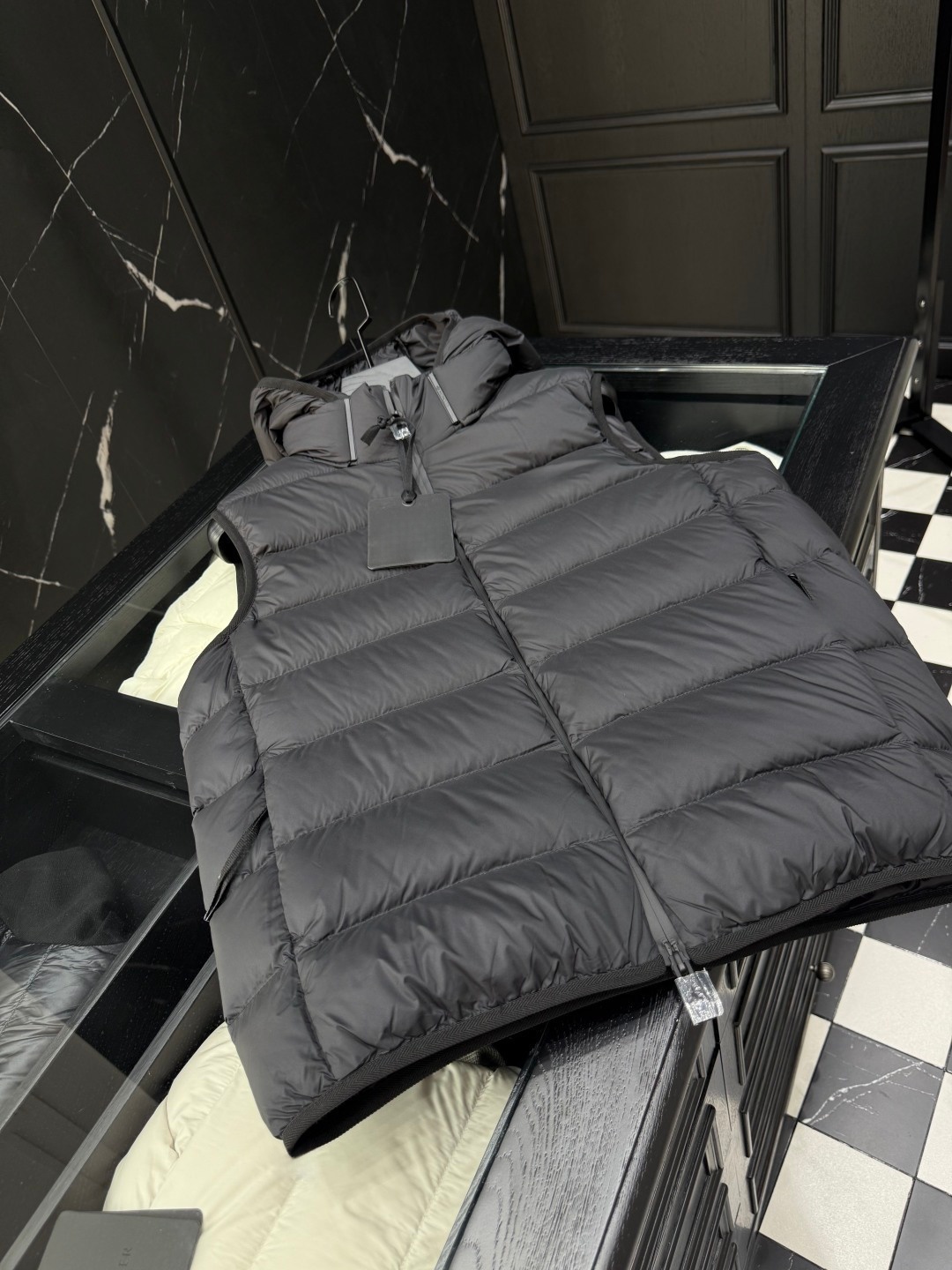 Men's lightweight and comfortable down vest