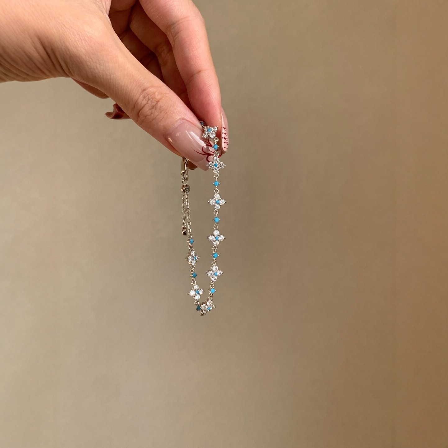 Hot-Selling New Year Leaf Clover Full Diamond Bracelet Fashion Simple Light Luxury Niche Design Flower Hand Jewelry